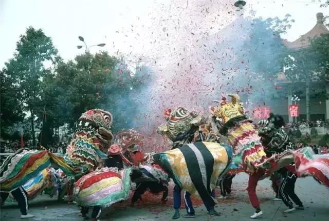 日本摄影师用20万张底片，记录了80年代中国最有情味的瞬间