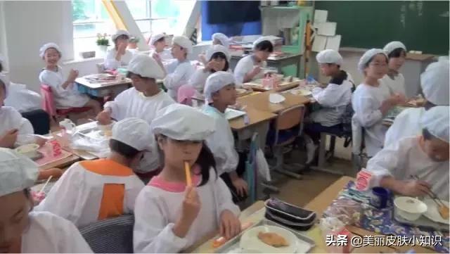 日本小学10元钱的午餐，竟引来1300余万人观看，让人深思...