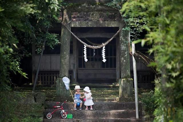 日本摄影师曝光儿子私房照，背景却意外走红：这才是我们向往的夏天