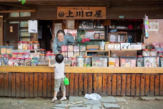 日本摄影师曝光儿子私房照，背景却意外走红：这才是我们向往的夏天