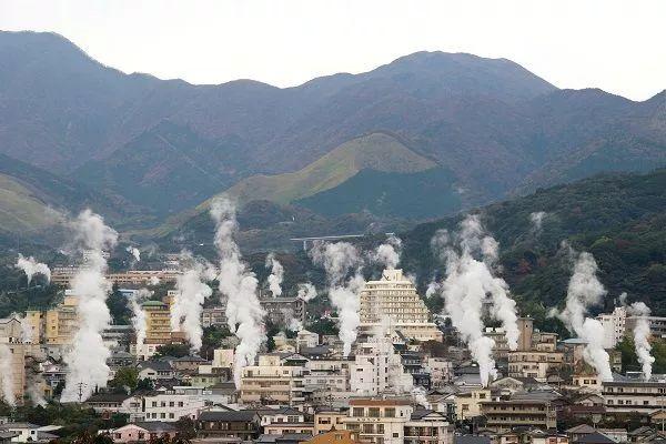 10月日本红叶季，最适合散步的十条温泉街