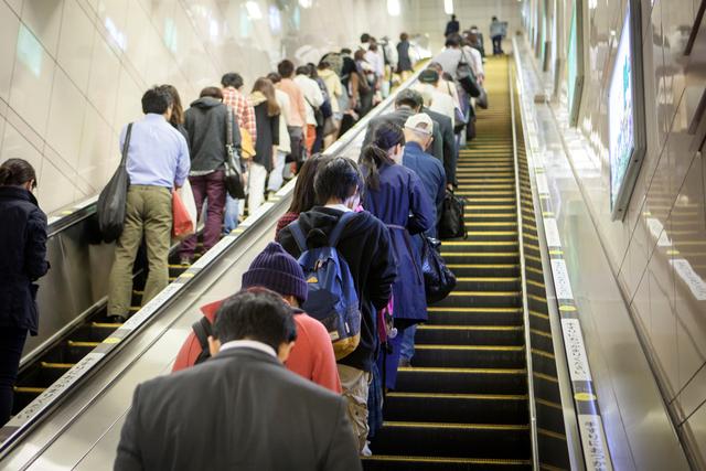 日本的自动扶梯文化：站在左边还是右边是个大问题