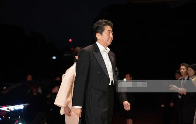 57岁安倍昭惠高调了一回！穿和服亮相皇室国宴，比美雅子皇后稳赢