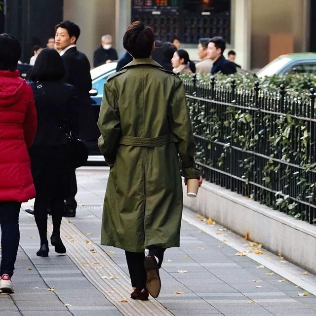 从未见过如此绅士又可爱的穿搭博主，堪称东京咖啡旅行活地图