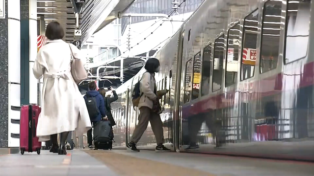 Year-end crowds sparse at Tokyo Station