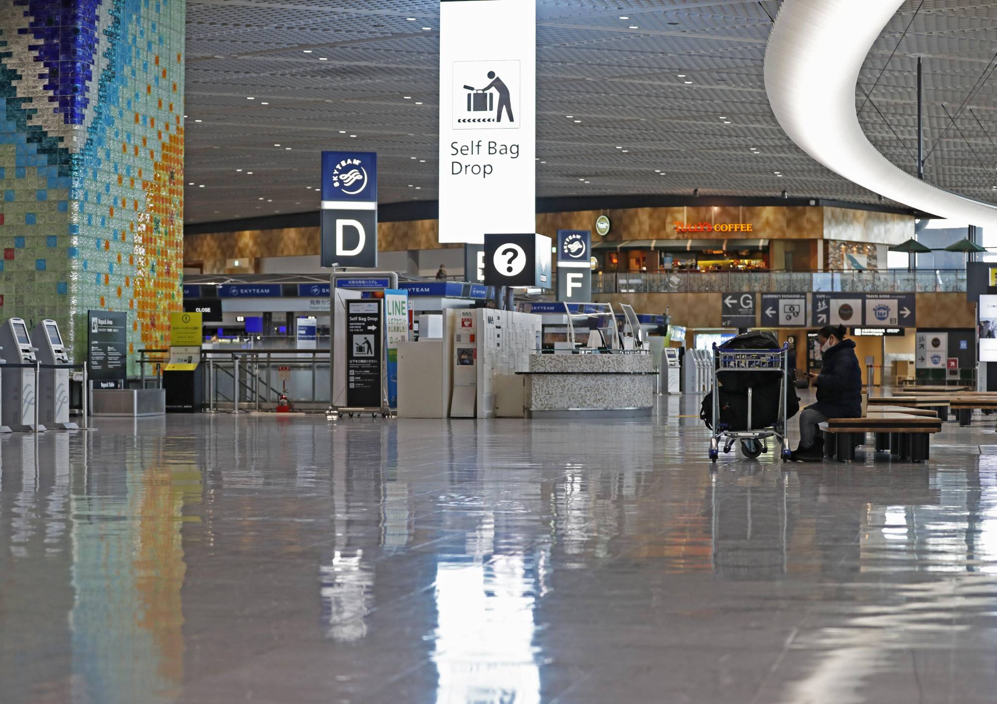 The nearly empty departure lobby for international flights at Narita Airport on Dec. 26 | KYODO